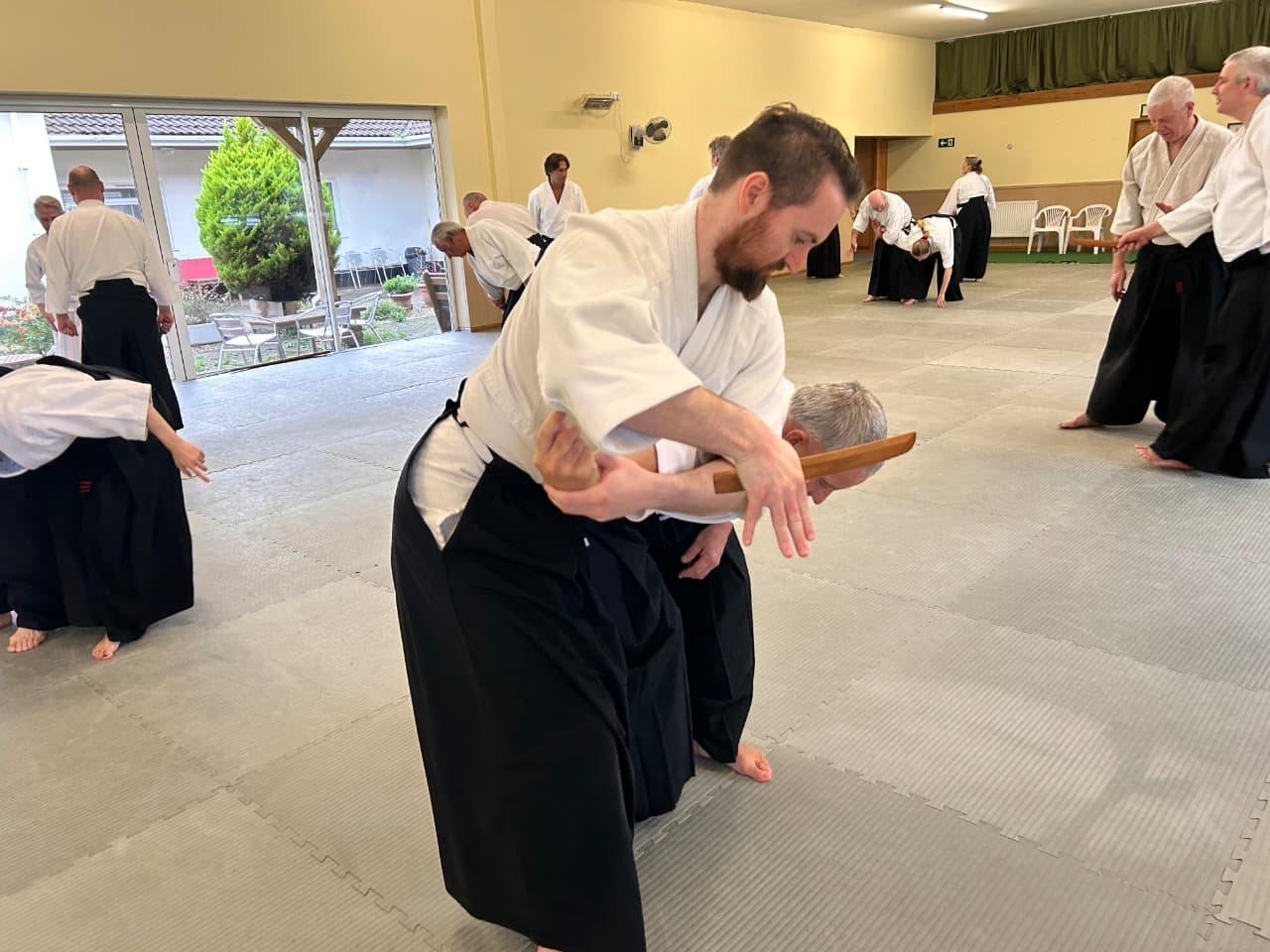 Then Ben is able to remove the tanto whilst controlling his partner.